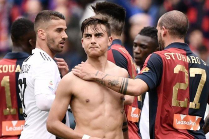 Sturaro, del Genoa, cosnuela a Dybala tras el partido.