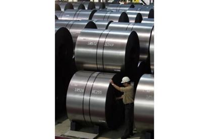 Un operario mide una bobina de acero de ThyssenKrupp en Duisburgo.