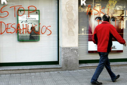 Numerosos bancos vascos aparecieron con pintadas contra los desahucios para protestar por la situación.