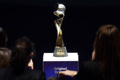 Imagen del trofeo del Mundial femenino de Francia.