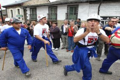 El apoyo de los vecinos anima a los mineros pese al cansancio de la marcha.