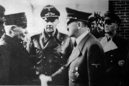 Hitler saluda al mariscal Pétain, en una fotografía tomada en 1940.