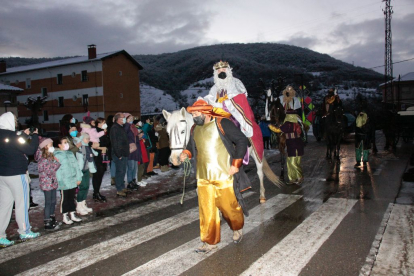 En Cistierna, el frío no impidió la celebración y los Reyes Magos desfilaron ante los niños. CAMPOS