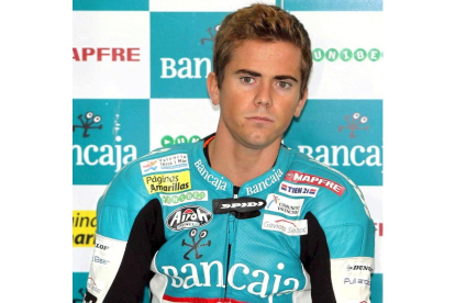 El piloto español Nico Terol descansa durante la primera sesión de entrenamientos libres de 125 c.c. del Gran Premio de Aragón que se disputó en el circuito Motorland de Alcañiz en 2010.
