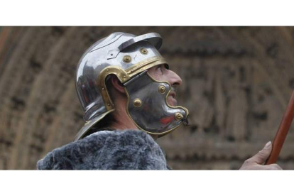 Un hombre ataviado de legionario romano durante la recreación del Natalicio del Águila, fecha de fundación de la Legio VII Gemina JESÚS F. SALVADORES