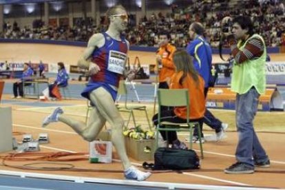 El atleta Sergio Sanchez durante la carrera en la que batió el récord de Europa de 3.000 metros .