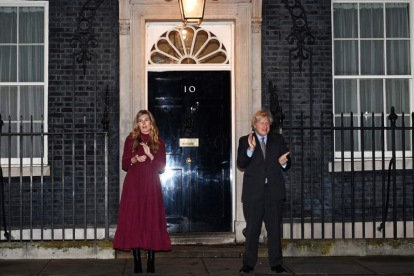 Boris Johnson y su esposa en el tributo al centenario Tom Moore, héroe británico del covid. ANDY RAIN