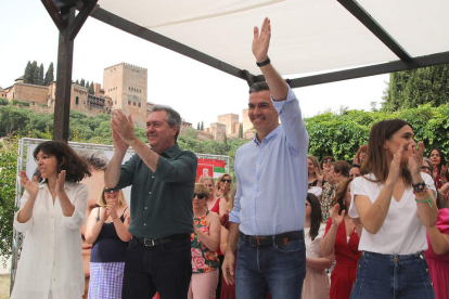 Pedro Sánchez y el candidato Juan Espadas ayer, en un acto electoral en Granada. PEPE TORRES
