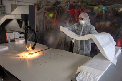 Un operario se prepara para cortarmascarillas en el Centro Tecnológico de Confección (CTC) de Talavera. MANU REINO