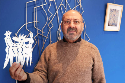 El artista leonés Esteban Tranche, que expone en Don Gutierre. CUEVAS