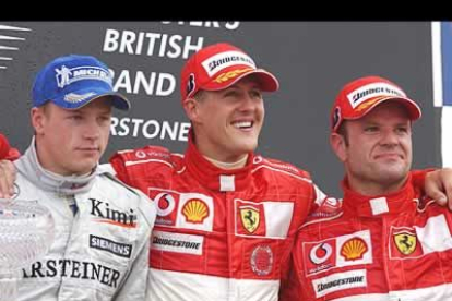 El finlandés Kimi Raikkonen (McLaren-Mercedes) y el brasileño Rubens Barrichello (Ferrari) compartieron podium con el maestro de la Fórmula Uno.