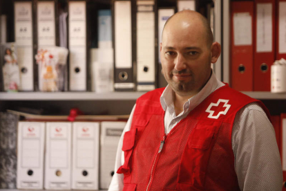 Daniel Hernández de la Fuente, gestor de 44 años y voluntario desde hace 24, es el nuevo presidente de Cruz Roja en León.  FERNANDO OTERO