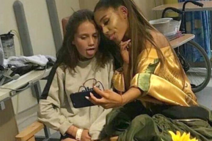 Ariana Grande, junto a una de las heridas en el atentado, durante la visita al hospital.