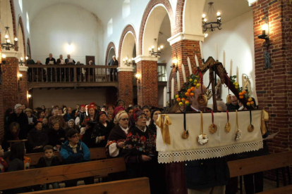 Momento en el que los vecinos cantan el ramo de Navidad en el interior de la iglesia.