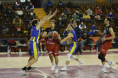 Partido de baloncesto liga EBA entre ULE RBH Global Basket León y Gijón . F. Otero Perandones.