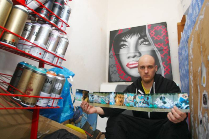 Asier Vera, graffitero al que la cadena infantil Boing ha fichado para diseñar los grafísmos de su nuevo programa, 'Selfie Show', junto a varias de sus obras y materiales de trabajo en su estudio en Ponferrada