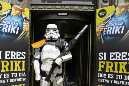 Un Storm Trooper (soldado de la fuerza oscura de 'Star Wars') frente a un cartel para 'reclutar' frikis.