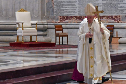 El papa ofició la misa prácticamente en solitario en la Basílica de San Pedro. ALESSANDRO DI MEO