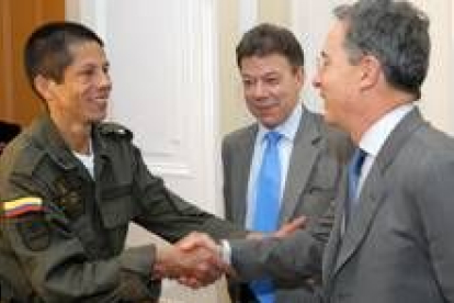 El presidente Uribe estrecha la mano del policía  Frank Pinchao