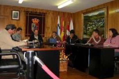 Un momento de la sesión plenaria celebrada ayer en el Ayuntamiento de Folgoso de la Ribera