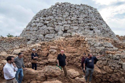 El equipo de arqueólogos que ha descubierto los restos de bebés, en el talaiot de Cornia Nou.