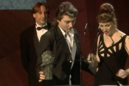 El guionista Eduardo Bajo Ulloa recibe, de manos de Verónica Forqué y Juanjo Puigcorbé, el Goya al mejor guion original por 'Alas de mariposa', en 1992.