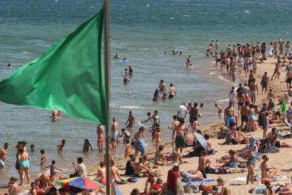 La bandera verde ondea en una playa de la Barceloneta.