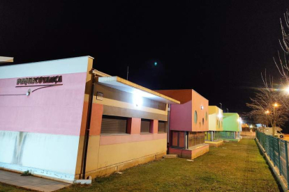 Imagen del patio de la escuela infantil totalmente iluminado tras la intervención en la zona. DL