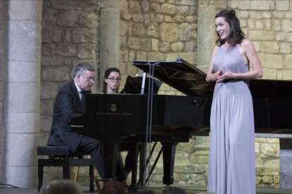 La soprano Kate Royal, acompañada al piano por Malcom Martineau, durante su actuación en la Schubertiada de Vilabertran, el 25 de agosto.