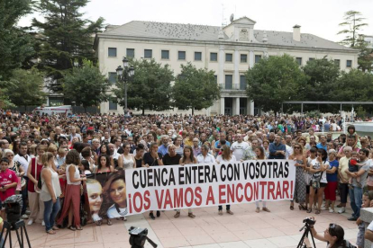 Miles de personas han participado en la concentración convocada por las familias de Marina y de Laura.
