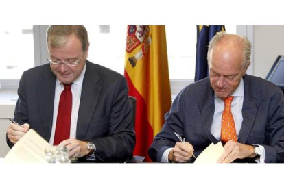 El alcalde de León, Antonio Silvan, y el presidente de Adif, Gonzalo Ferré, firman el acuerdo de colaboración para la instalación del stand del Ayuntamiento de León para la promoción turística de la ciudad en la estación de trenes de Chamartin