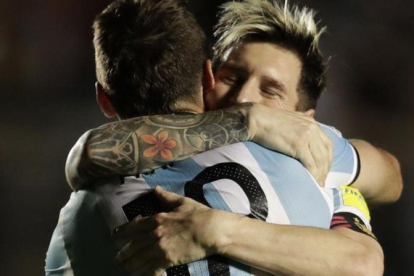 Messi se abraza a Pratto tras un gol de Argentina ante Colombia.