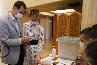 Al Asad y su mujer votaron con mascarilla. SANA HANDOUT