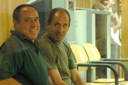 Parot, a la izquierda, junto a Txikierdi durante un juicio. JUAN M. ESPINOSA