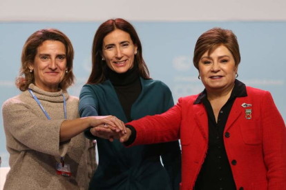Teresa Ribera (i), Carolina Schmidt (c) y Patricia Espinosa sellan la entrega de la sede. javier lizón