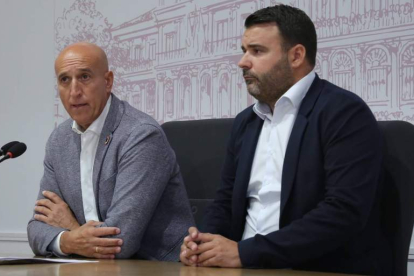 El alcalde José Antonio Diez y el nuevo concejal de Limpieza, Jon Ander Fernández. M.P.