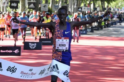 El atleta keniano Reuben Kerio gana este sábado la 42ª edición de la media maratón masculina de Madrid.