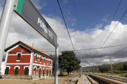 La estación de Porqueros, en una foto de archivo, presta ya menos servicios a los vecinos.