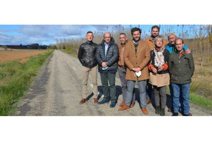 Imagen de la visita de los representantes del PP a la carretera de San Esteban a Villacé. MEDINA