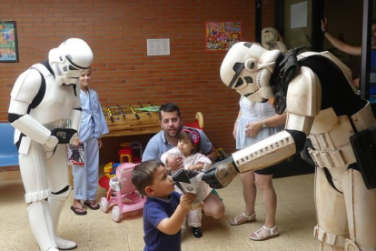 La ‘501st Legion-Spanish Garrison’ de ‘Star Wars’ visita a la Unidad de Hospitalización de Pediatría de Hospital de El Bierzo