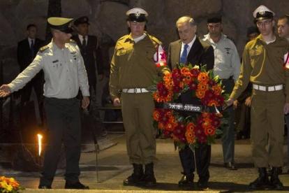 Netanyahu deposita una ofrenda floral en el Yad Vashem, el memorial de las víctimas del Holocausto.