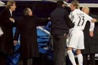 Bernd Schuster discute con Beckham, jugador del Real Madrid