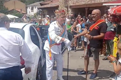 La leyenda continúa viva entre los vecinos de Orzonaga, que  tras una larga y compleja búsqueda por el monte, dieron con el paradero del animal. DL