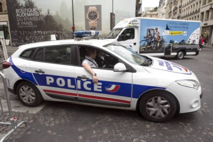 Un coche de policía en los alrededores de la llegada del Tour.