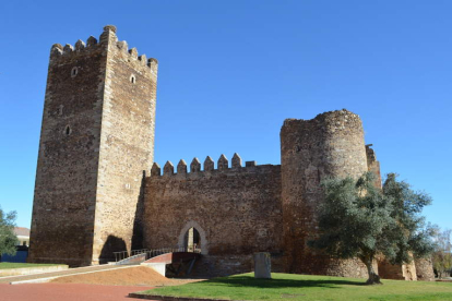 Castillo de Laguna de Negrillos, con su impresionante torre del homenaje a la izquierda. MEDINA