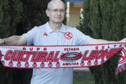 Ángel Monzú es el socio número 458 de la Cultural y no se ha perdido ni un solo partido de su equipo fuera de León, deplazándose a Ceuta y a la La Línea de la Concepción. RAMIRO