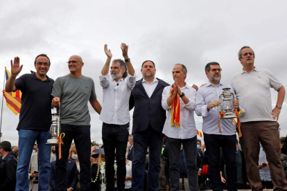 Los presos independentistas saludan a las puertas del penal de Lledoners tras abandonar la cárcel. S. SAEZ