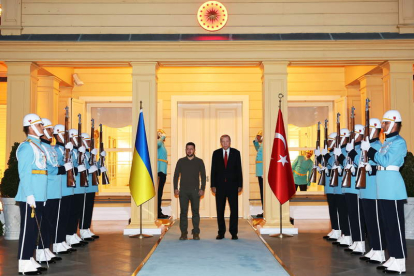 El presidente de Turquía, Erdogan, y el de Ucrania, Zelensky, ayer en Estambul. MURAT CETIN MUHURDAR