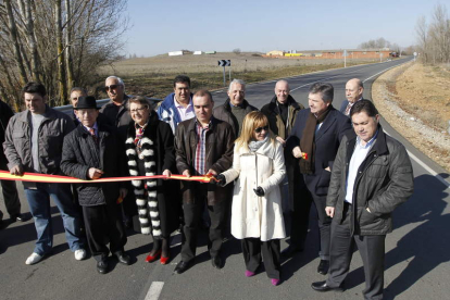 Carrasco, entre el alcalde de Ardón y el diputado de Fomento, inauguró el tramo de la LE-5518.