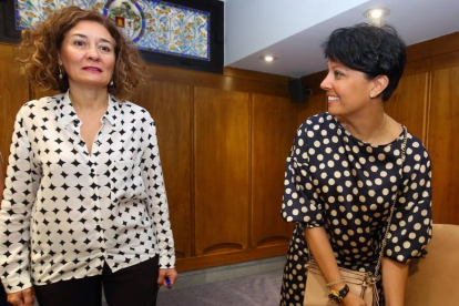 La alcaldesa de Ponferrada, Gloria Fernández Merayo (I), junto a la portavoz de Ciudadanos, Rosa Luna (D), momentos antes del inicio del pleno del Ayuntamiento de Ponferrada en el que no se ha aprobado los presupuestos municipales para 2019.